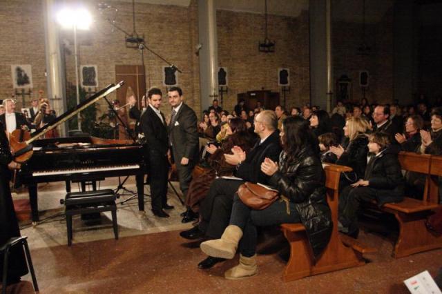 l'Orchestra di Khmelnitsky riceve gli applausi dopo l'esecuzione del Poema sinfonico "Sorgente" di Francesco Marino